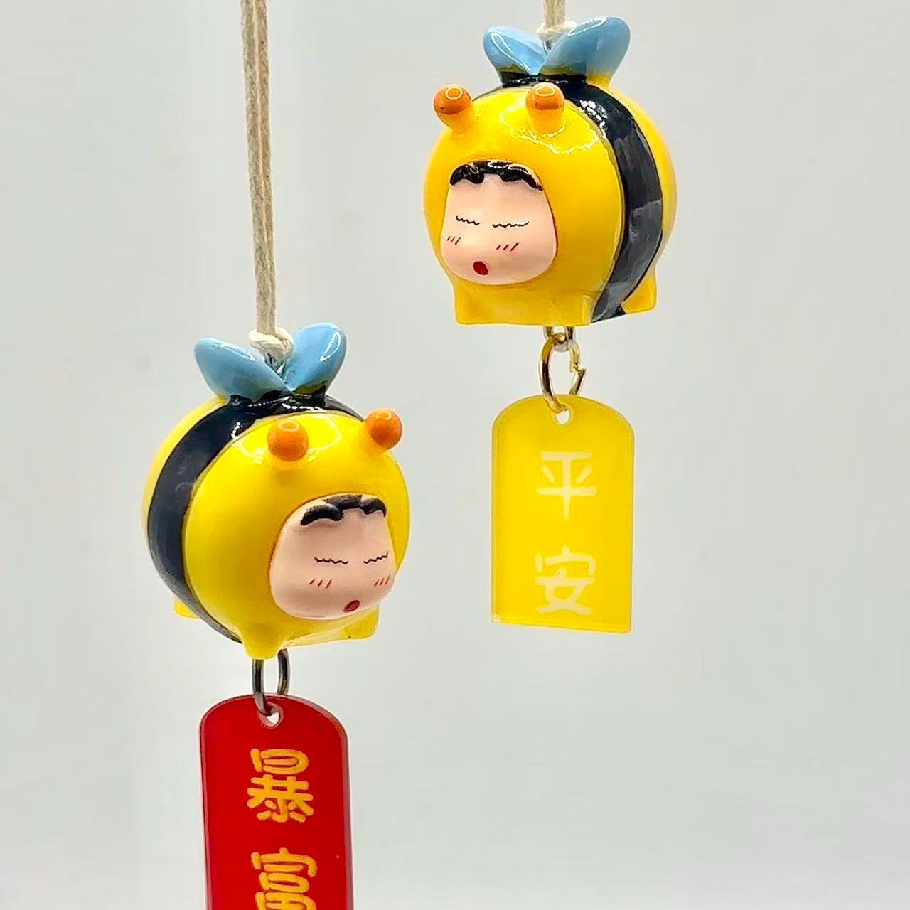 Interior Design Application - Figur Cosplay Crayon Shin-chan Bee, Gantungan